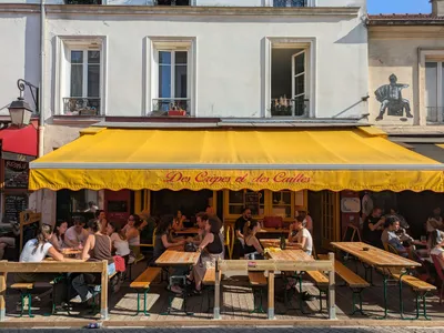 Terrasse Animee Ensoleillee Store Jaune Creperie