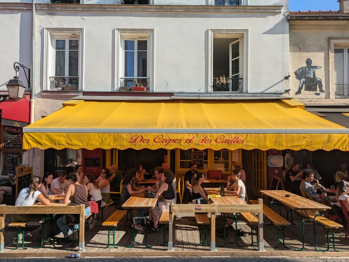 Terrasse Animee Ensoleillee Store Jaune Creperie