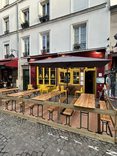 Terrasse Exterieure Creperie Chaises Jaunes Paris