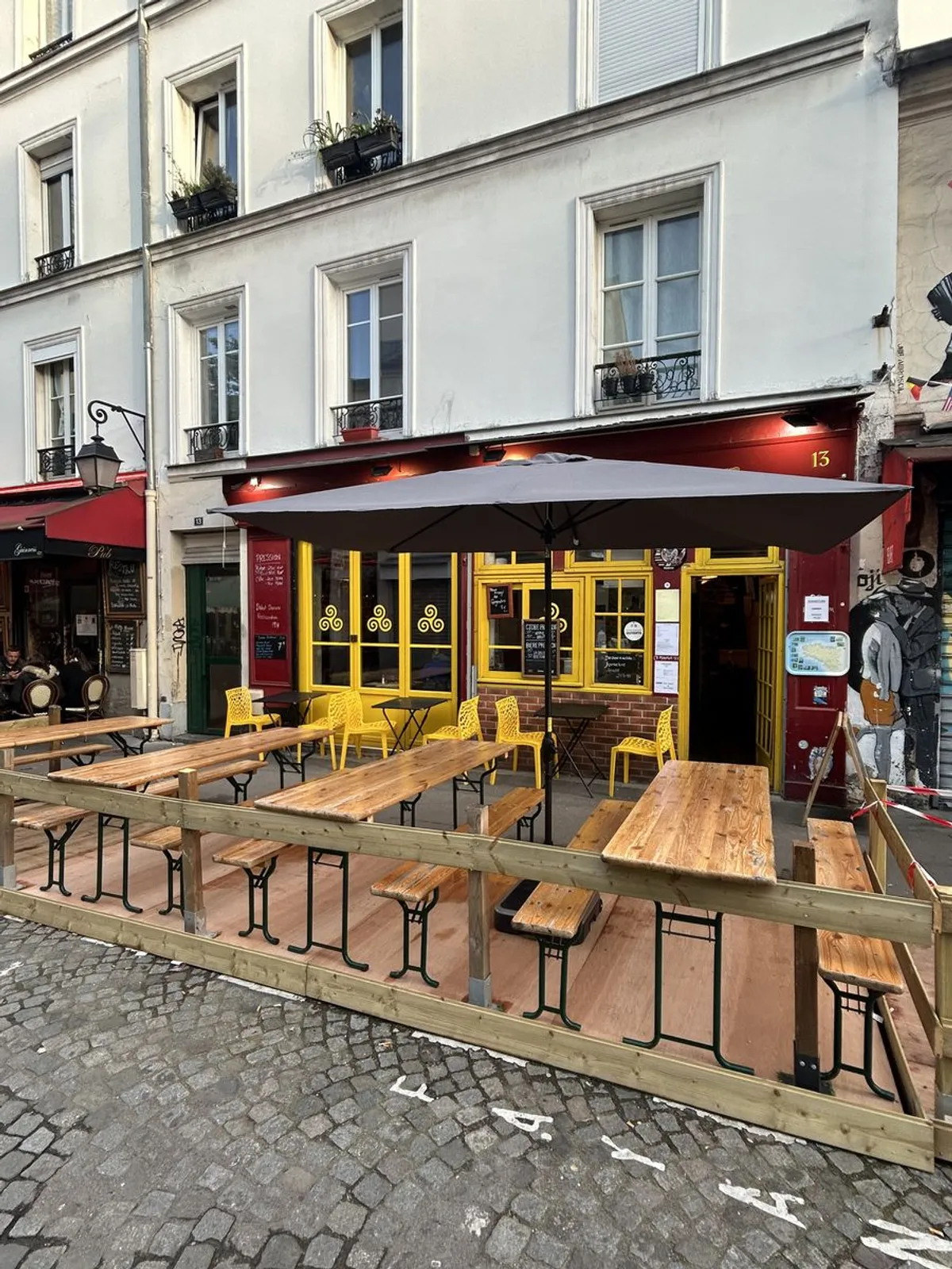 Terrasse Exterieure Creperie Chaises Jaunes Paris